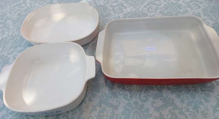 A COLLECTION OF OVEN PROOFE UTENSILS