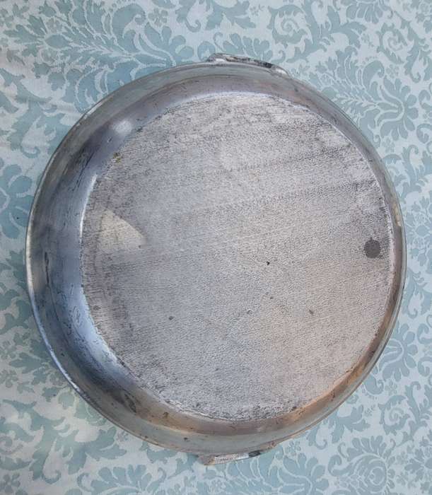 A VINTAGE ROUND ALUMINIUM ALLOY COOKING PAN