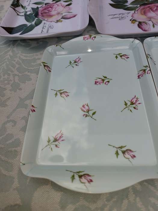 A JOBLOT FINGER TRAYS PLASTIC SOLD AS IS