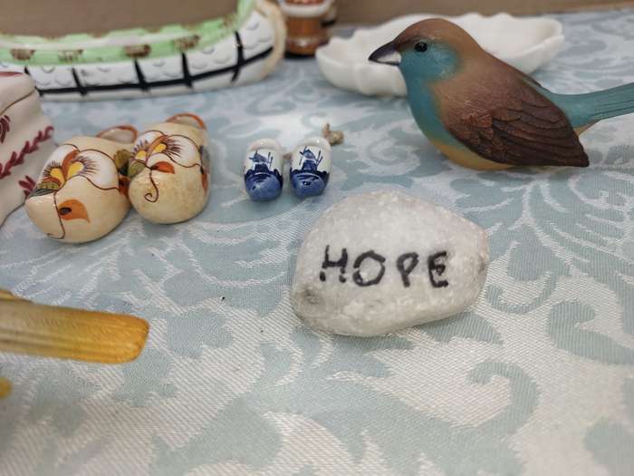 A JOBLOT VINTAGE CERAMIC FIGURINES SOLD AS IS