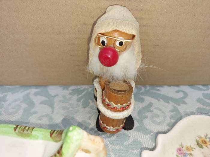 A JOBLOT VINTAGE CERAMIC FIGURINES SOLD AS IS