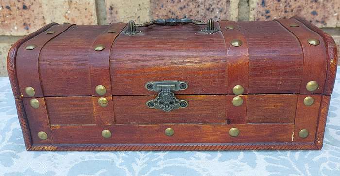 A VINTAGE CHEST STYLE WOODEN JEWELRY BOX