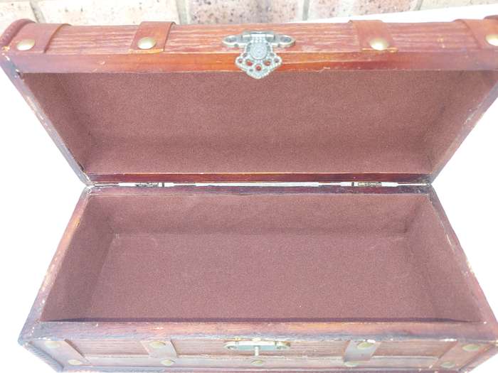 A VINTAGE CHEST STYLE WOODEN JEWELRY BOX