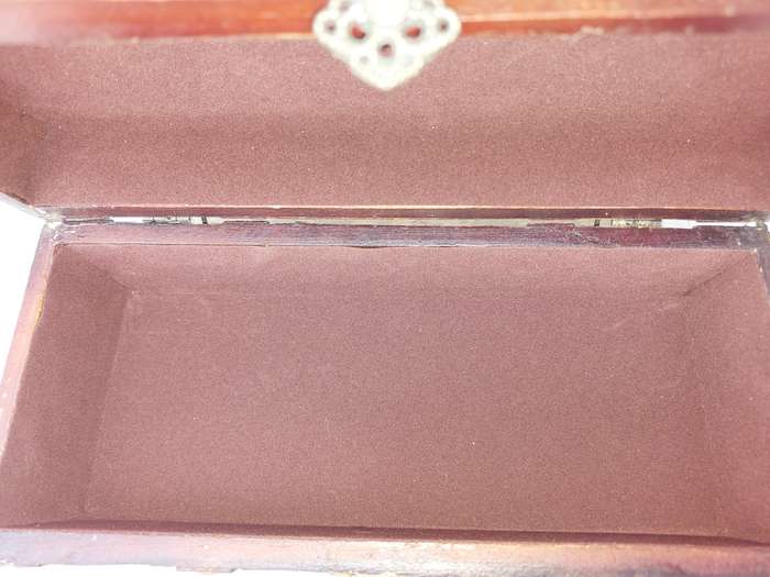 A VINTAGE CHEST STYLE WOODEN JEWELRY BOX