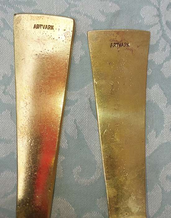 A VINTAGE SET ARTVARK SALAD LADELS AND A SET OF 8 STAINLESS STEEL NAPKIN RINGS