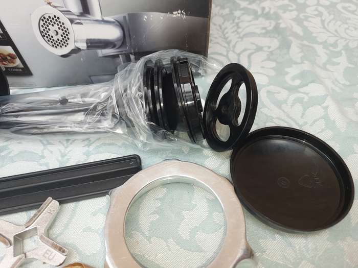 A VIRTUALLY BRAND NEW KENWOOD CHEF MAJOR MULTI FOOD GRINDER AT950A