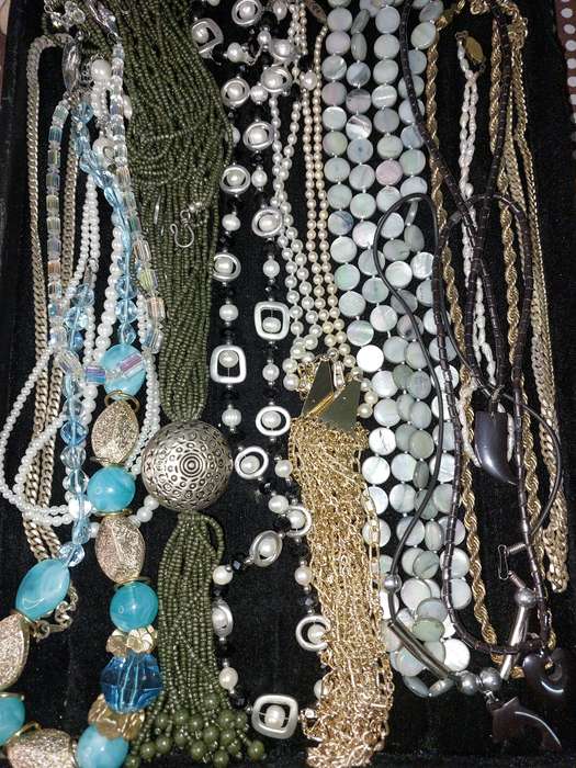 A VINTAGE COLLECTION QUALITY COSTUME NECKLACES