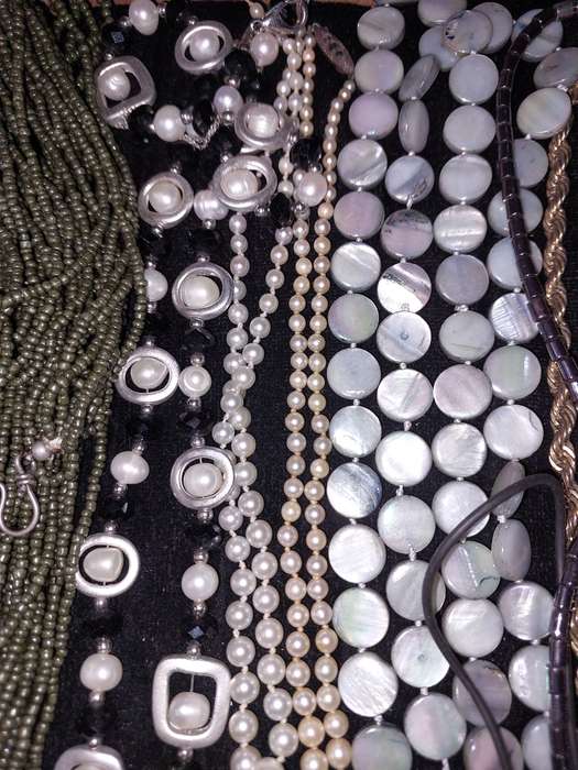 A VINTAGE COLLECTION QUALITY COSTUME NECKLACES
