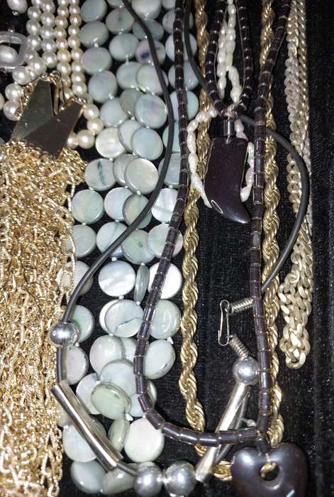 A VINTAGE COLLECTION QUALITY COSTUME NECKLACES
