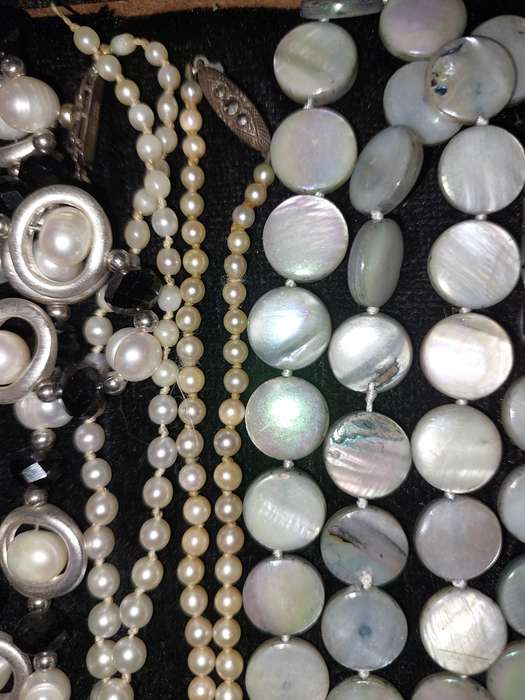 A VINTAGE COLLECTION QUALITY COSTUME NECKLACES