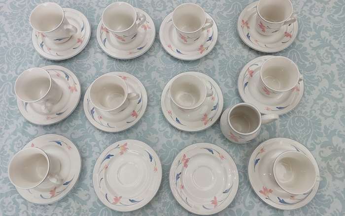 A COLLECTION OF 10 CUPS, 12 SAUCERS ,AND A MILK JUG AVONLEA