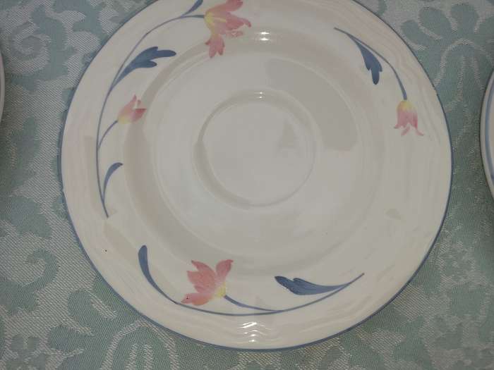 A COLLECTION OF 10 CUPS, 12 SAUCERS ,AND A MILK JUG AVONLEA