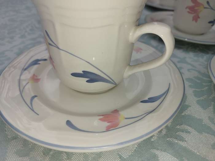 A COLLECTION OF 10 CUPS, 12 SAUCERS ,AND A MILK JUG AVONLEA