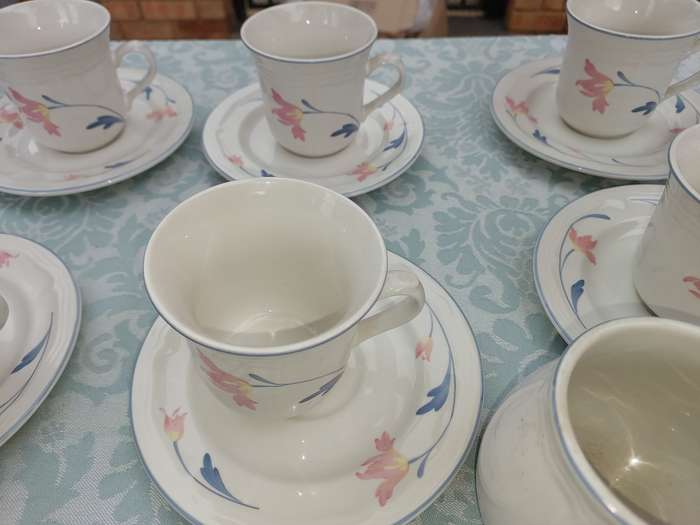 A COLLECTION OF 10 CUPS, 12 SAUCERS ,AND A MILK JUG AVONLEA