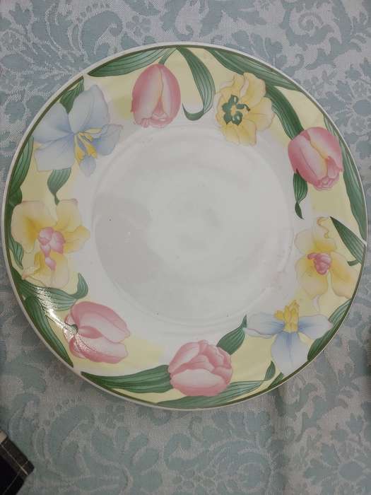 A 20 PIECE OOA CHINA SET LUNNS FINE CHINA TEA CUPS AND SAUCER