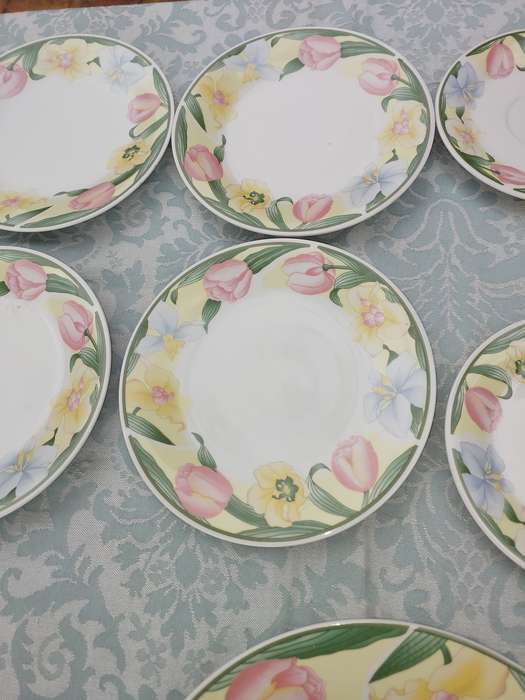 A 20 PIECE OOA CHINA SET LUNNS FINE CHINA TEA CUPS AND SAUCER
