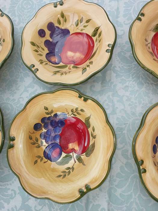 A SET OF EIGHT HAND PAINTED FRUIT SCENE FRUIT BOWLS MADE IN CHINA