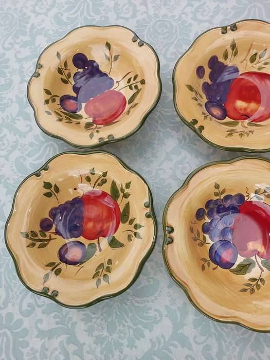 A SET OF EIGHT HAND PAINTED FRUIT SCENE FRUIT BOWLS MADE IN CHINA