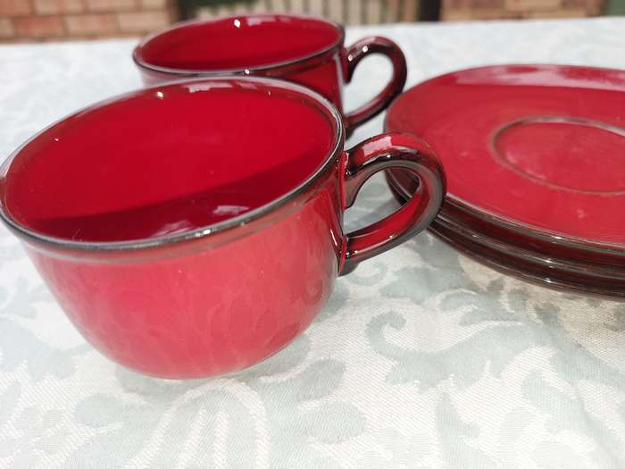 A COLLECTION OF 4 CUPS AND THREE SAUCERS BY VILLEROY &BOCH CARDOBA MADE IN LUXEMBERG RED SOLD AS IS
