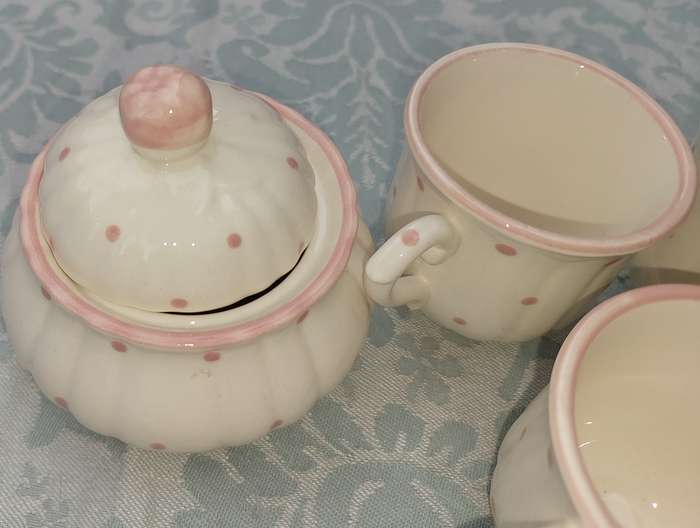 A VINTAGE SET OF 6 COFFEE CUPS, A MILK JUG AND A SUGAR BOWL WITH A LID BY SALINS LES BAINS FRANCE PO