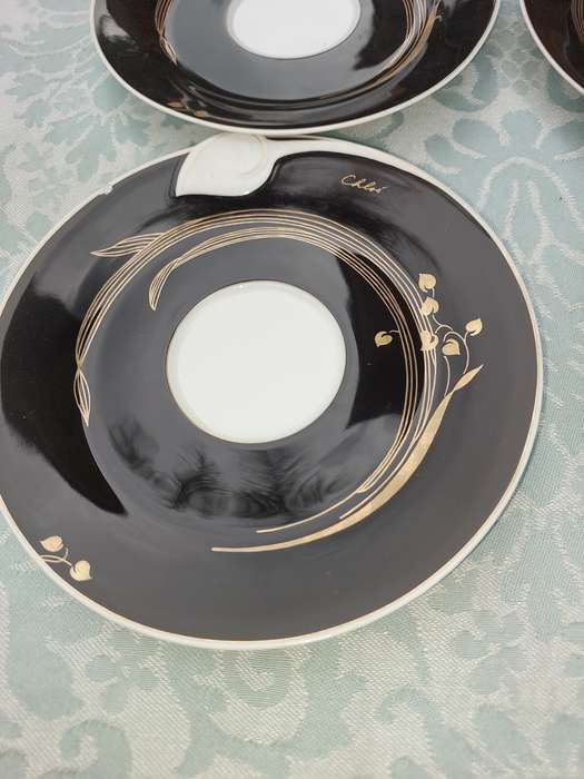 A SET 6 CLO'E SAUCERS OR SIDE PLATES