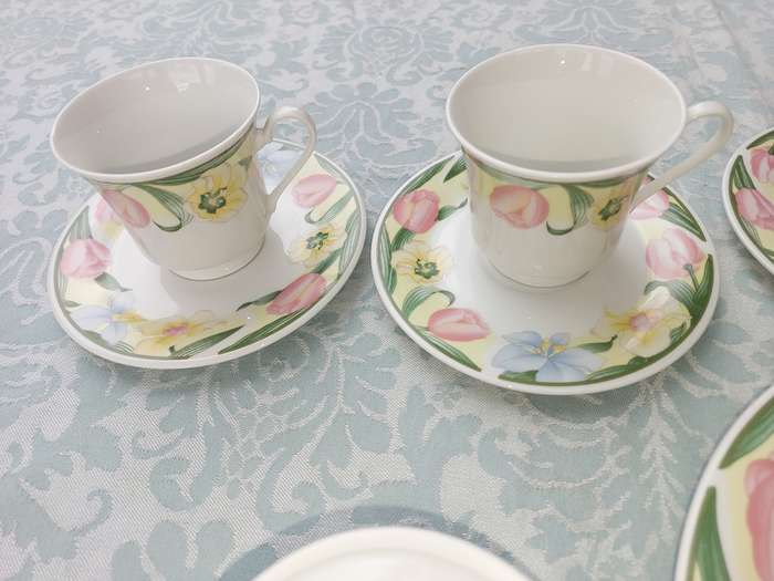 A 20 PIECE OOA CHINA SET LUNNS FINE CHINA TEA CUPS AND SAUCER