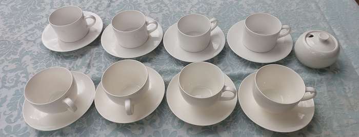 A COLLECTION OF 8 CUPS AND SAUCERS AND A SUGAR BOWL