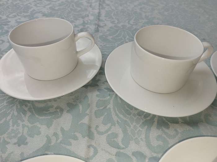 A COLLECTION OF 8 CUPS AND SAUCERS AND A SUGAR BOWL