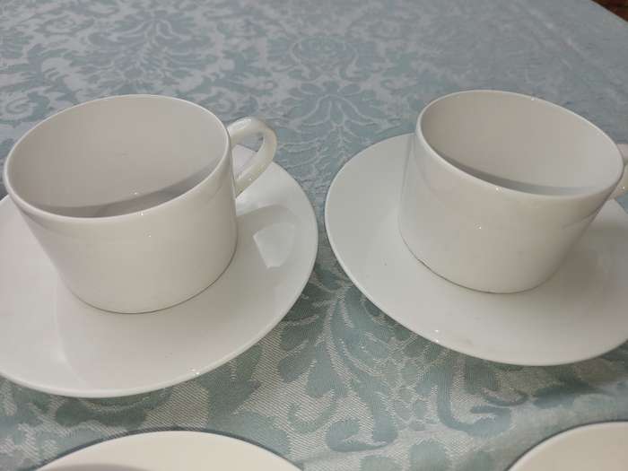 A COLLECTION OF 8 CUPS AND SAUCERS AND A SUGAR BOWL