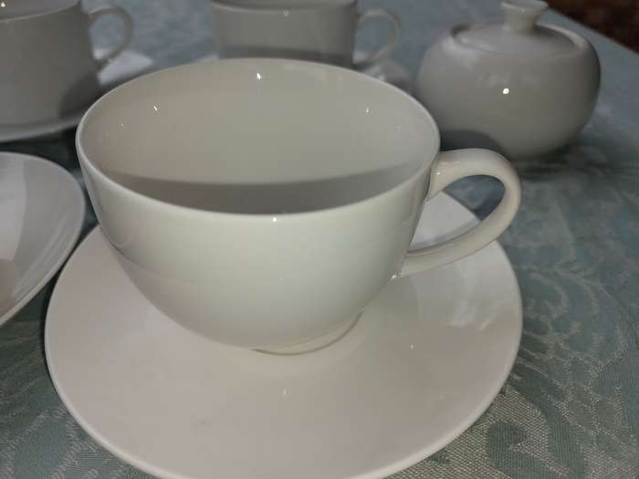 A COLLECTION OF 8 CUPS AND SAUCERS AND A SUGAR BOWL