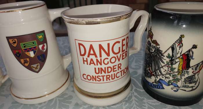 A COLLECTION OF VINTAGE AND ANTIQUE MUGS AND BEER MUGS SOLD AS IS