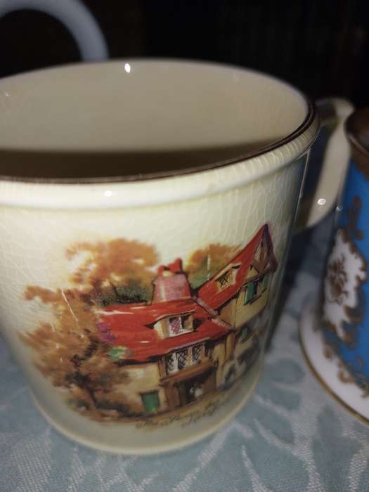 A COLLECTION OF VINTAGE AND ANTIQUE MUGS AND BEER MUGS SOLD AS IS