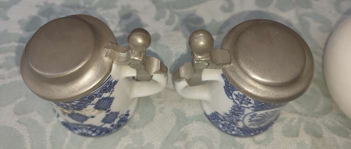 A VINTAGE COLLECTION OF DUTCH PORCELAIN MEMORABILIA & FIGURINES