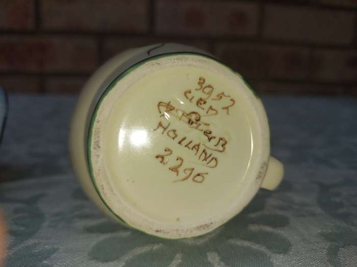 A VINTAGE COLLECTION OF DUTCH PORCELAIN MEMORABILIA & FIGURINES