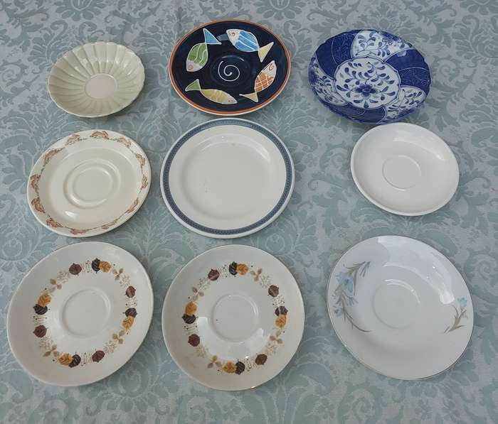 A MIXED VINTAGE COLLECTION OF SAUCERS