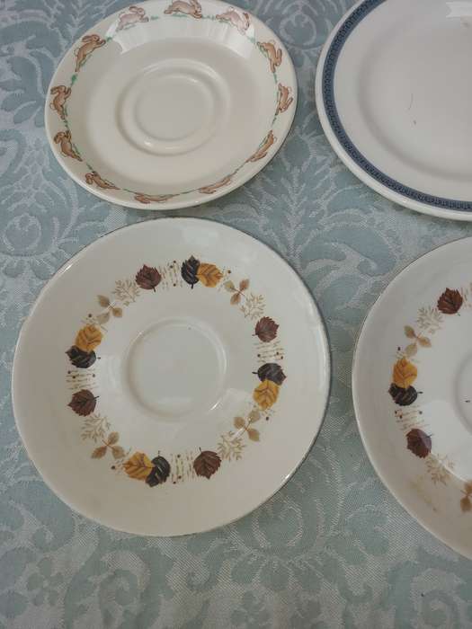 A MIXED VINTAGE COLLECTION OF SAUCERS