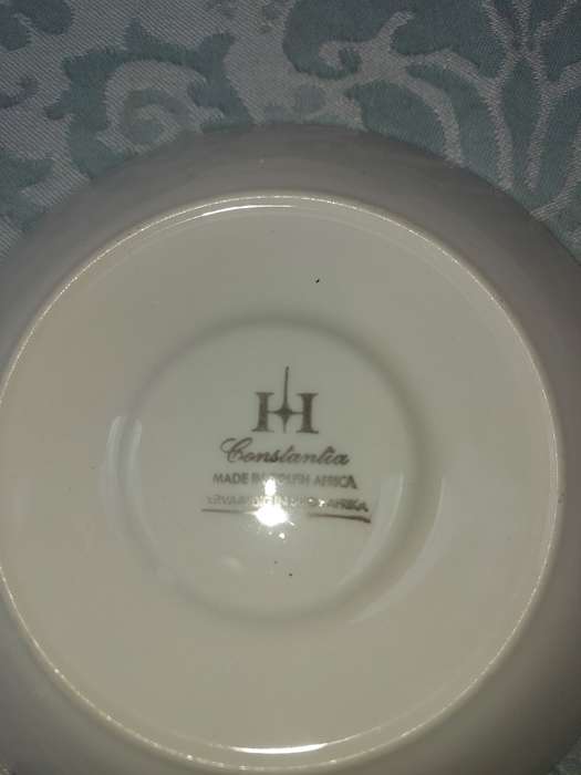 A MIXED VINTAGE COLLECTION OF SAUCERS