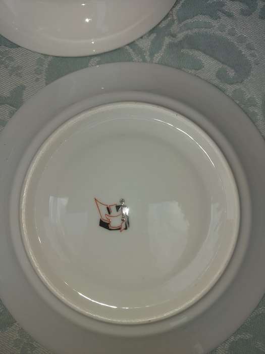 A MIXED VINTAGE COLLECTION OF SAUCERS