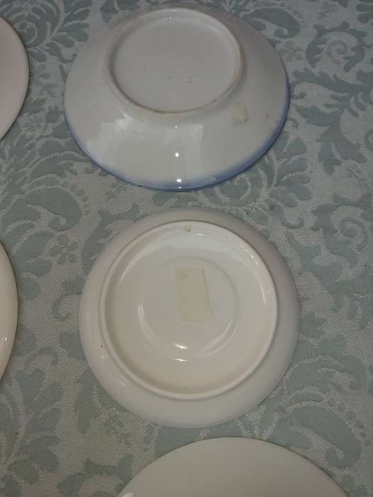 A MIXED VINTAGE COLLECTION OF SAUCERS