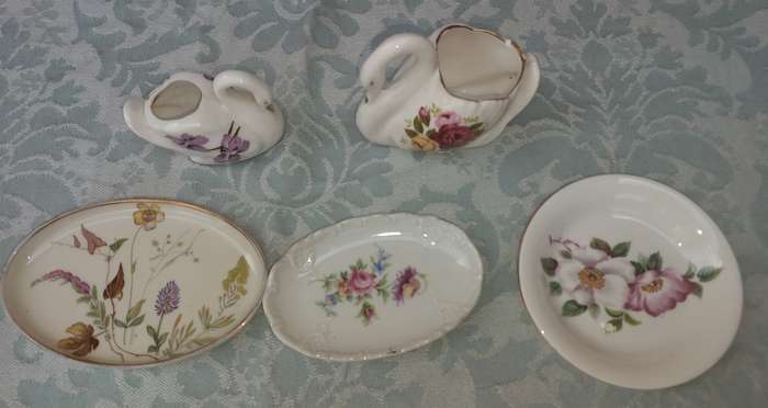 AN ANTIQUE COLLECTION OF FINE ROSE FIGURINE AND MINIATURE PLATTERS