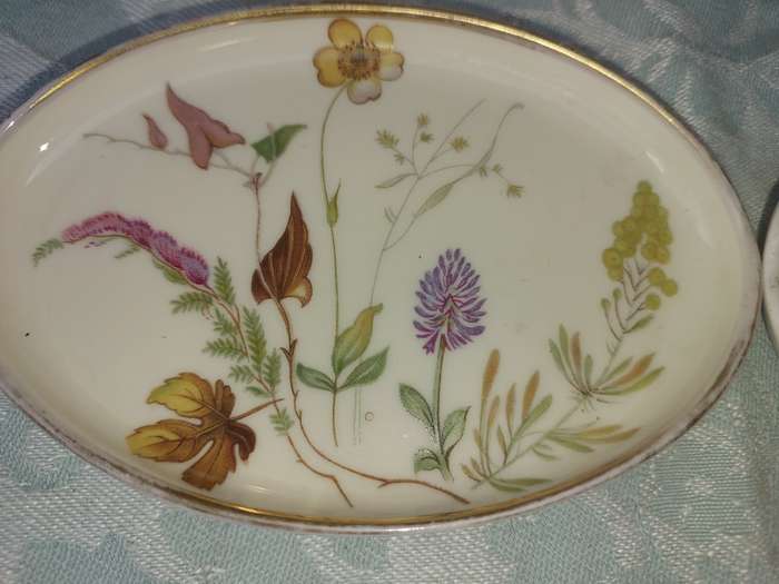 AN ANTIQUE COLLECTION OF FINE ROSE FIGURINE AND MINIATURE PLATTERS