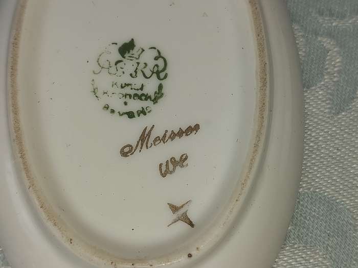 AN ANTIQUE COLLECTION OF FINE ROSE FIGURINE AND MINIATURE PLATTERS