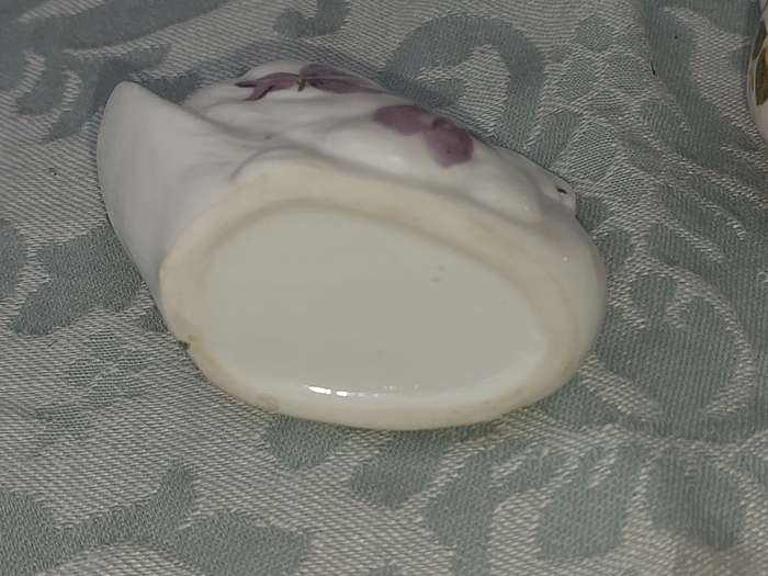 AN ANTIQUE COLLECTION OF FINE ROSE FIGURINE AND MINIATURE PLATTERS