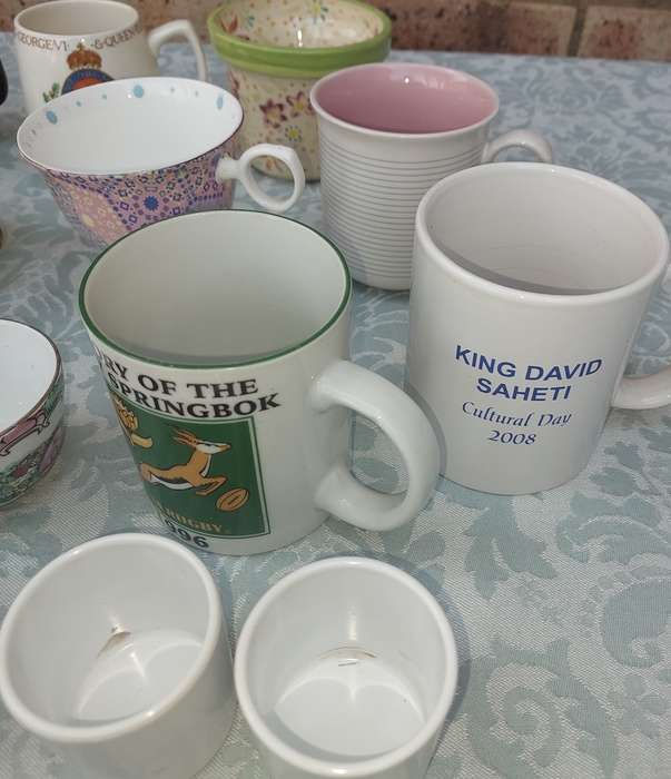 A VINTAGE COLLECTION CUPS , MUGS AND SUGAR BOWLS PORCELAIN AND CERAMICS