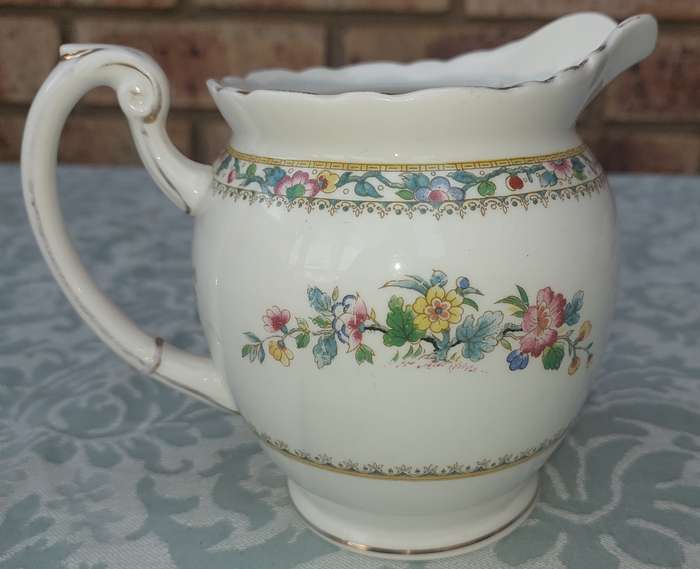 A VINTAGE FOLEY MING ROSE BONE CHINA MADE IN ENGLAND MILK JUG SOLD AS IS