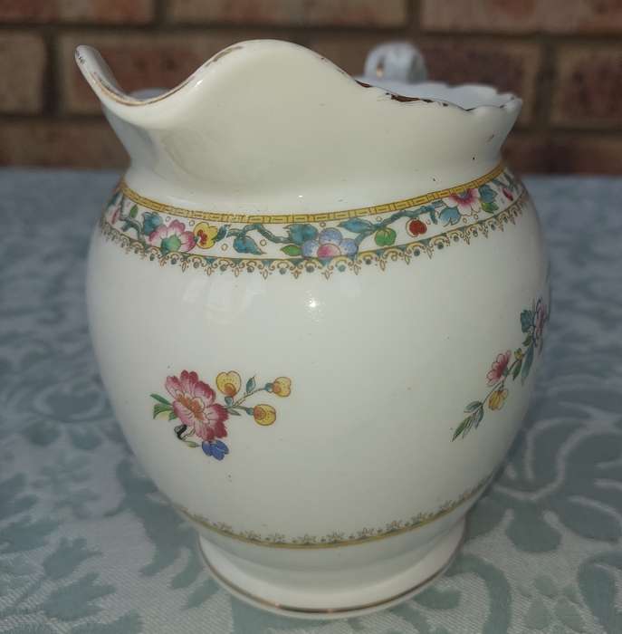 A VINTAGE FOLEY MING ROSE BONE CHINA MADE IN ENGLAND MILK JUG SOLD AS IS
