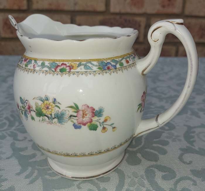 A VINTAGE FOLEY MING ROSE BONE CHINA MADE IN ENGLAND MILK JUG SOLD AS IS
