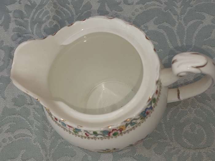 A VINTAGE FOLEY MING ROSE BONE CHINA MADE IN ENGLAND MILK JUG SOLD AS IS