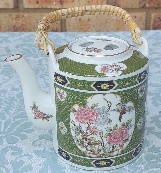 Beautiful Antique Chinese Export Teapot with Delicate Details