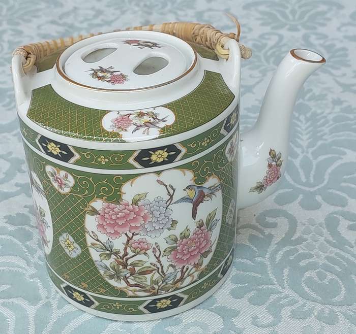 Beautiful Antique Chinese Export Teapot with Delicate Details
